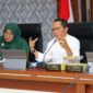 Wakil Wali Kota Batam Amsakar Achmad saat membuka Rapat Koordinasi (Rakor) ke-II TPPS Tahun 2024 di Ruang Rapat Embung Fatimah, Kantor Wali Kota Batam, Kamis (12/12) pagi.  Foto: INIKEPRI.COM