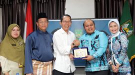 Wakil Wali Kota Batam, Amsakar Achmad secara langsung menerima kunjungan kerja Kabupaten Tanjung Jabung Timur di Kantor Walikota Batam, Selasa, (17/12/2024). Foto: INIKEPRI.COM