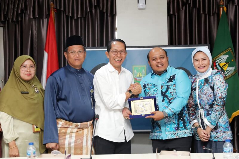Wakil Wali Kota Batam, Amsakar Achmad secara langsung menerima kunjungan kerja Kabupaten Tanjung Jabung Timur di Kantor Walikota Batam, Selasa, (17/12/2024). Foto: INIKEPRI.COM