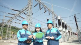 Tingginya tantangan dari segi kelistrikan selama masa siaga Natal 2024 dan Tahun Baru 2025 tidak menyurutkan semangat para Srikandi PLN Batam untuk ikut serta menunjukkan komitmen terbaik menyediakan pasokan listrik yang andal dalam masa tersebut. Komunitas pegawai perempuan di PLN Batam itu berhasil membuktikan keberdayaan mereka dengan turut memegang peran-peran krusial yang menunjang kinerja perusahaan. Foto: INIKEPRI.COM