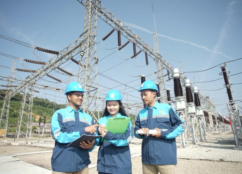 Tingginya tantangan dari segi kelistrikan selama masa siaga Natal 2024 dan Tahun Baru 2025 tidak menyurutkan semangat para Srikandi PLN Batam untuk ikut serta menunjukkan komitmen terbaik menyediakan pasokan listrik yang andal dalam masa tersebut. Komunitas pegawai perempuan di PLN Batam itu berhasil membuktikan keberdayaan mereka dengan turut memegang peran-peran krusial yang menunjang kinerja perusahaan. Foto: INIKEPRI.COM