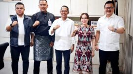 Amsakar Achmad dan Li Claudia Chandra bertemu Kepala Kantor Imigrasi Kelas I Khusus TPI Batam, Hajar Aswad di Kantor Imigrasi Batam, Selasa  (17/12) sore. Foto: INIKEPRI.COM