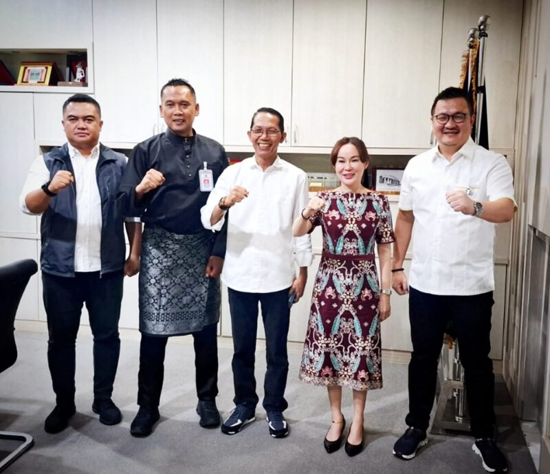 Amsakar Achmad dan Li Claudia Chandra bertemu Kepala Kantor Imigrasi Kelas I Khusus TPI Batam, Hajar Aswad di Kantor Imigrasi Batam, Selasa  (17/12) sore. Foto: INIKEPRI.COM