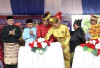 Pemotongan tumpeng saat upacara Hari Jadi Batam ke-195. Foto: INIKEPRI.COM