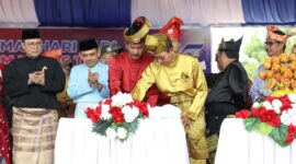 Pemotongan tumpeng saat upacara Hari Jadi Batam ke-195. Foto: INIKEPRI.COM