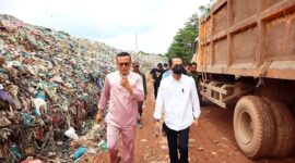 Wakil Wali Kota Batam, Amsakar Achmad, bersama jajaran Anggota DPRD Kota Batam, melakukan peninjauan ke Tempat Pembuangan Akhir (TPA) Telagapunggur, Kamis (19/12) siang. Foto: INIKEPRI.COM