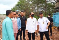 Wakil Wali Kota Batam Amsakar Achmad saat meninjau TPA Telagapunggur. Foto: INIKEPRI.COM