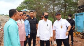 Wakil Wali Kota Batam Amsakar Achmad saat meninjau TPA Telagapunggur. Foto: INIKEPRI.COM