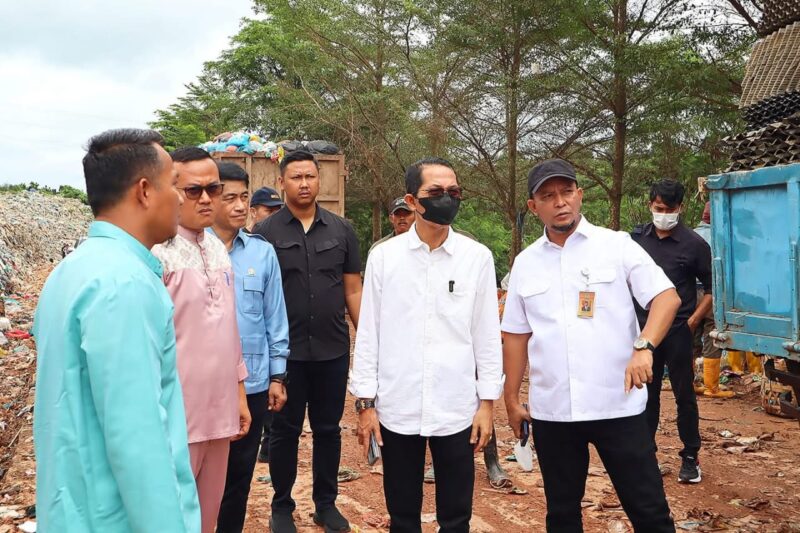 Wakil Wali Kota Batam Amsakar Achmad saat meninjau TPA Telagapunggur. Foto: INIKEPRI.COM