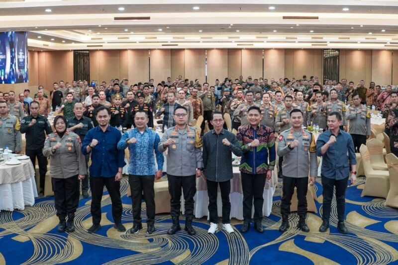 Wakil Wali Kota Batam Amsakar Achmad saat menghadiri penyerahan penghargaan Lomba Satkamling Polresta Barelang Award 2024 di Hotel AP Premier, Batuampar, Kamis (20/12/2024) malam. Foto: INIKEPRI.COM