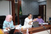 Wakil Wali Kota Batam, Amsakar Achmad, saat memimpin rapat koordinasi Bantuan Kesehatan Daerah (Bankesda) 2025 di Ruang Rapat Embung Fatimah, Kantor Wali Kota Batam, Jumat (20/12) pagi. Foto: INIKEPRI.COM
