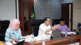 Wakil Wali Kota Batam, Amsakar Achmad, saat memimpin rapat koordinasi Bantuan Kesehatan Daerah (Bankesda) 2025 di Ruang Rapat Embung Fatimah, Kantor Wali Kota Batam, Jumat (20/12) pagi. Foto: INIKEPRI.COM
