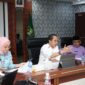 Wakil Wali Kota Batam, Amsakar Achmad, saat memimpin rapat koordinasi Bantuan Kesehatan Daerah (Bankesda) 2025 di Ruang Rapat Embung Fatimah, Kantor Wali Kota Batam, Jumat (20/12) pagi. Foto: INIKEPRI.COM
