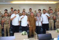 Wakil Wali Kota Batam, Amsakar Achmad menerima kunjungan silaturahim 28 Praja Institut Pemerintahan Dalam Negeri (IPDN) di Ruang Rapat Kantor Wali Kota Batam pada Selasa, (24/12/2024). Foto: INIKEPRI.COM