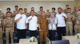 Wakil Wali Kota Batam, Amsakar Achmad menerima kunjungan silaturahim 28 Praja Institut Pemerintahan Dalam Negeri (IPDN) di Ruang Rapat Kantor Wali Kota Batam pada Selasa, (24/12/2024). Foto: INIKEPRI.COM
