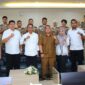 Wakil Wali Kota Batam, Amsakar Achmad menerima kunjungan silaturahim 28 Praja Institut Pemerintahan Dalam Negeri (IPDN) di Ruang Rapat Kantor Wali Kota Batam pada Selasa, (24/12/2024). Foto: INIKEPRI.COM