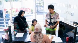 Pemilik tanah yang perlu memperbarui alamat pada sertipikat tanah akibat pemekaran wilayah kini dapat melakukannya tanpa biaya. Proses ini dapat dilakukan di Kantor Pertanahan (Kantah) masing-masing kabupaten/kota dengan syarat melampirkan surat keterangan dari kelurahan terkait. Foto Istimewa/Humas Kementerian ATR/BPN
