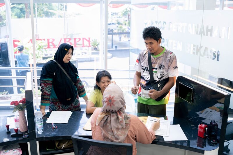 Pemilik tanah yang perlu memperbarui alamat pada sertipikat tanah akibat pemekaran wilayah kini dapat melakukannya tanpa biaya. Proses ini dapat dilakukan di Kantor Pertanahan (Kantah) masing-masing kabupaten/kota dengan syarat melampirkan surat keterangan dari kelurahan terkait. Foto Istimewa/Humas Kementerian ATR/BPN