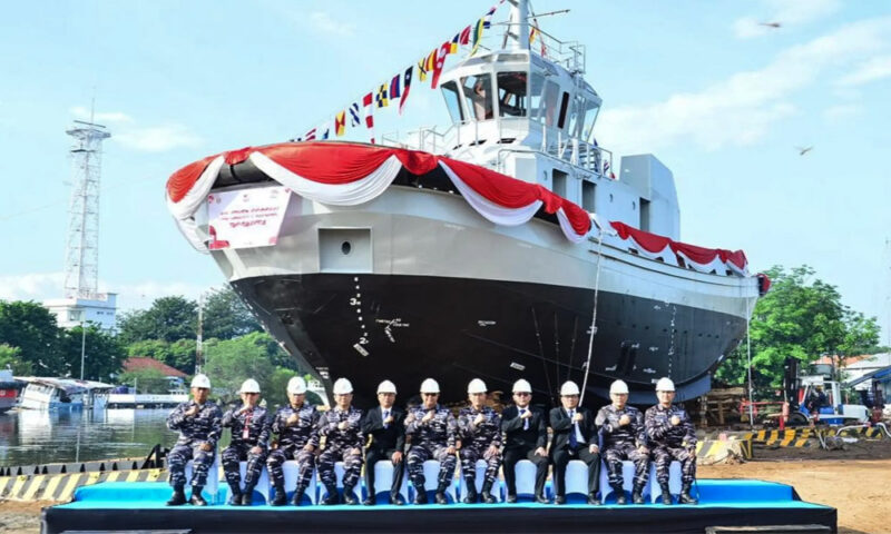 Dalam rangka mendukung visi Presiden Republik Indonesia, Tentara Nasional Indonesia Angkatan Laut (TNI AL) kembali memperkuat armadanya dengan peluncuran kapal Harbour Tug hasil produksi dalam negeri, Sabtu (14/12/2024). Foto. tni.mil.id