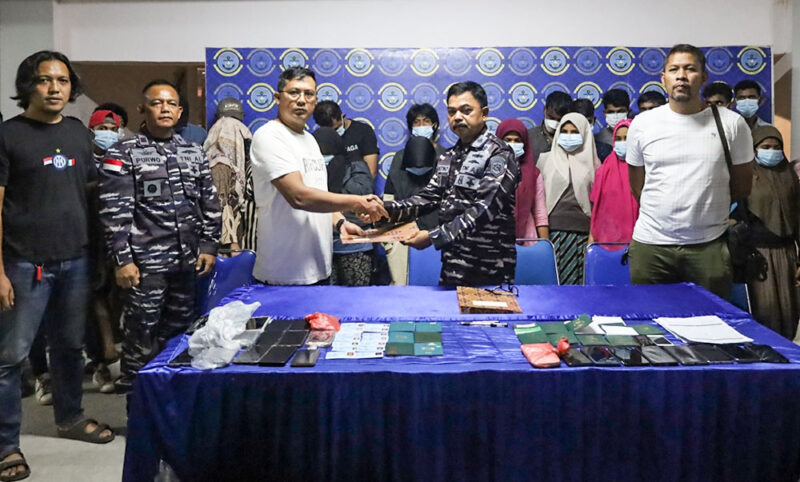 Tim Fleet One Quick Response (F1QR) Pangkalan Tentara Nasional Indonesia (TNI) Angkatan Laut (AL) (Lanal) Dumai bersama Satgas Gabungan Koarmada I berhasil menggagalkan upaya penyelundupan 17 orang calon Pekerja Migran Indonesia (PMI) non-prosedural, Dumai, Riau, Senin (2/12/2024). Foto. tni.mil.id