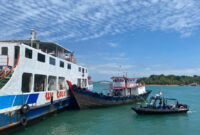 Tentara Nasional Indonesia Angkatan Laut (TNI AL), Pangkalan TNI AL (Lantamal) IV Batam, berhasil melakukan evakuasi cepat terhadap 122 penumpang dan 18 Anak Buah Kapal (ABK) yang berada di KMP Mulia Nusantara, kapal yang terbakar di perairan Telaga Punggur, Batam, Rabu, (25/12/2024). Foto. tnial.mil.id
