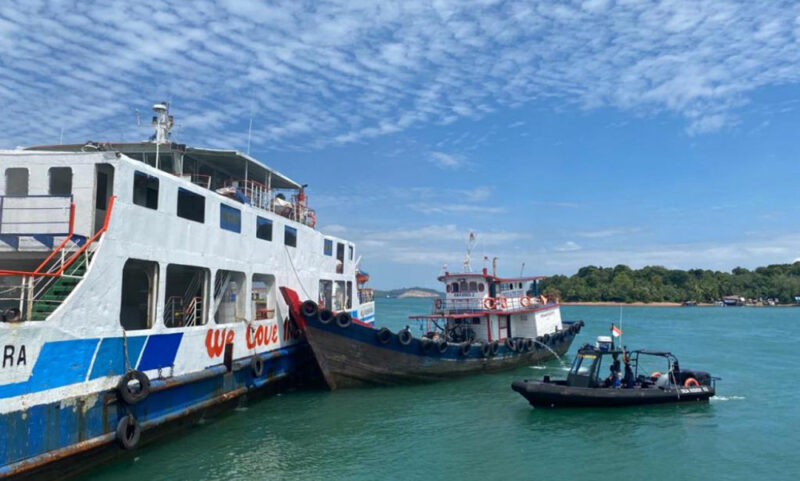 Tentara Nasional Indonesia Angkatan Laut (TNI AL), Pangkalan TNI AL (Lantamal) IV Batam, berhasil melakukan evakuasi cepat terhadap 122 penumpang dan 18 Anak Buah Kapal (ABK) yang berada di KMP Mulia Nusantara, kapal yang terbakar di perairan Telaga Punggur, Batam, Rabu, (25/12/2024). Foto. tnial.mil.id