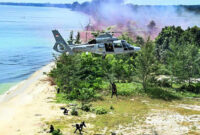 Untuk meningkatkan kemampuan, profesionalisme, dan naluri tempur prajurit dari tiga satuan Pasukan Khusus Tentara Nasional Angkatan Laut (TNI AL), yakni Detasemen Jalamangkara (Denjaka), Komando Pasukan Katak (Kopaska), dan Batalyon Intai Amfibi (Yontaifib) Korps Marinir, TNI AL menggelar Latihan Operasi Dukungan Pasukan Khusus di Pantai Todak, Dabo Singkep, Kepulauan Riau, Sabtu (14/12/2024). Foto. tnial.mil.id