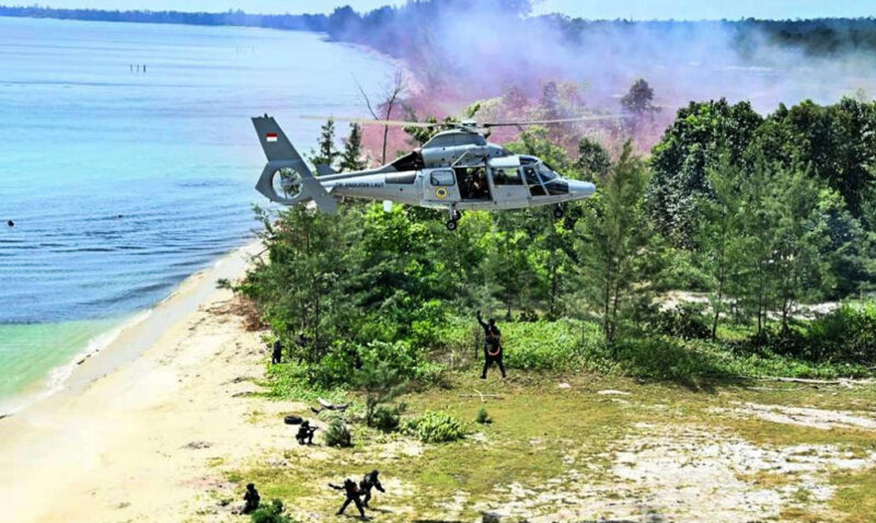 Untuk meningkatkan kemampuan, profesionalisme, dan naluri tempur prajurit dari tiga satuan Pasukan Khusus Tentara Nasional Angkatan Laut (TNI AL), yakni Detasemen Jalamangkara (Denjaka), Komando Pasukan Katak (Kopaska), dan Batalyon Intai Amfibi (Yontaifib) Korps Marinir, TNI AL menggelar Latihan Operasi Dukungan Pasukan Khusus di Pantai Todak, Dabo Singkep, Kepulauan Riau, Sabtu (14/12/2024). Foto. tnial.mil.id
