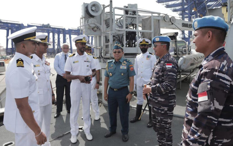 Setelah melaksanakan pelayaran selama lima hari dari Batam, Kapal Perang Republik Indonesia (KRI) Sultan Iskandar Muda-367 (KRI SIM-367) yang dikomandani oleh Letkol Laut (P) Anugerah Annurullah tiba di Port of Colombo, Sri Lanka, Sabtu (28/12/2024). Foto. tnial.mil.id