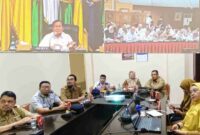 Pemerintah Kota (Pemko) Tanjungpinang menunjukkan komitmennya terus aktif mengikuti Rapat Koordinasi Pengendalian Inflasi yang diadakan Kementerian Dalam Negeri (Kemendagri) RI secara hybrid di Ruang Rapat Asisten II, Lt.2 Kantor Wali Kota Tanjungpinang, Senin (9/12/2024). Foto: Diskominfo Tanjungpinang 