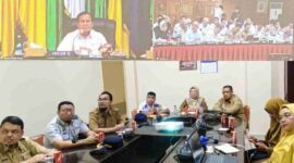 Pemerintah Kota (Pemko) Tanjungpinang menunjukkan komitmennya terus aktif mengikuti Rapat Koordinasi Pengendalian Inflasi yang diadakan Kementerian Dalam Negeri (Kemendagri) RI secara hybrid di Ruang Rapat Asisten II, Lt.2 Kantor Wali Kota Tanjungpinang, Senin (9/12/2024). Foto: Diskominfo Tanjungpinang 