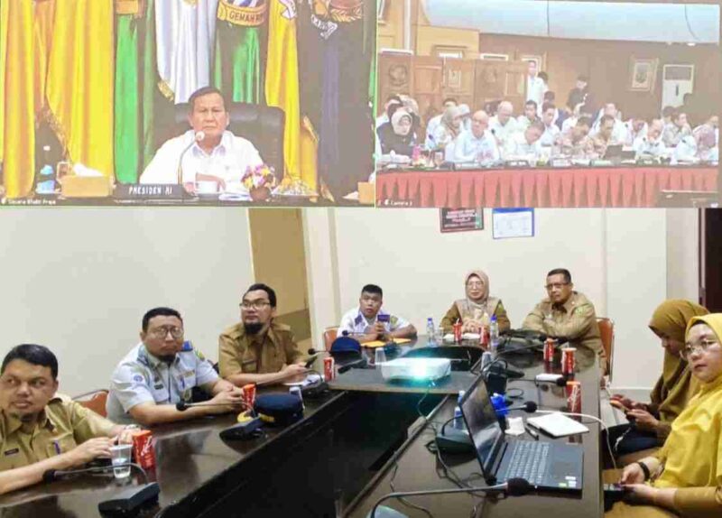 Pemerintah Kota (Pemko) Tanjungpinang menunjukkan komitmennya terus aktif mengikuti Rapat Koordinasi Pengendalian Inflasi yang diadakan Kementerian Dalam Negeri (Kemendagri) RI secara hybrid di Ruang Rapat Asisten II, Lt.2 Kantor Wali Kota Tanjungpinang, Senin (9/12/2024). Foto: Diskominfo Tanjungpinang 