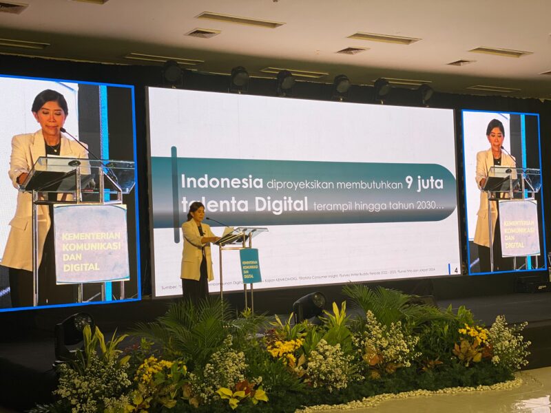 Menteri Komunikasi dan Digital (Menkomdigi), Meutya Hafid, menegaskan pentingnya sinergi antara pemerintah dan perguruan tinggi untuk membumikan pemanfaatan kecerdasan buatan (Artificial Intelligence/AI). Hal tersebut diungkapkan Menkodigi dalam diskusi bertajuk Komdigi Menjangkau: Campus, We’re Coming!, yang berlangsung di Universitas Gadjah Mada (UGM), Yogyakarta, Rabu (11/12/2024). Foto: Komdigi