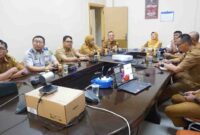 Pemerintah Kota Tanjungpinang mengikuti Rapat Koordinasi Pembahasan Langkah Kongkret Pengendalian Inflasi di Daerah secara hybrid, diikuti Asisten Administrasi Perekonomian dan Pembangunan, Elfiani Sandri, beserta jajaran dan stakeholder terkait. Foto: Diskominfo Tanjungpinang 