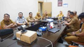 Pemerintah Kota Tanjungpinang mengikuti Rapat Koordinasi Pembahasan Langkah Kongkret Pengendalian Inflasi di Daerah secara hybrid, diikuti Asisten Administrasi Perekonomian dan Pembangunan, Elfiani Sandri, beserta jajaran dan stakeholder terkait. Foto: Diskominfo Tanjungpinang 