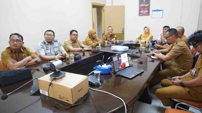 Pemerintah Kota Tanjungpinang mengikuti Rapat Koordinasi Pembahasan Langkah Kongkret Pengendalian Inflasi di Daerah secara hybrid, diikuti Asisten Administrasi Perekonomian dan Pembangunan, Elfiani Sandri, beserta jajaran dan stakeholder terkait. Foto: Diskominfo Tanjungpinang 