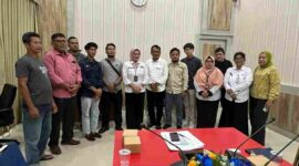 Pemerintah Kota (Pemko) Tanjungpinang melalui Dinas Perdagangan dan Perindustrian (Disdagin) menggelar Rapat Koordinasi (Rakor) dengan OPD terkait serta distributor sembako menjelang perayaan Natal dan Tahun Baru 2025. Foto: Diskominfo Tanjungpinang 