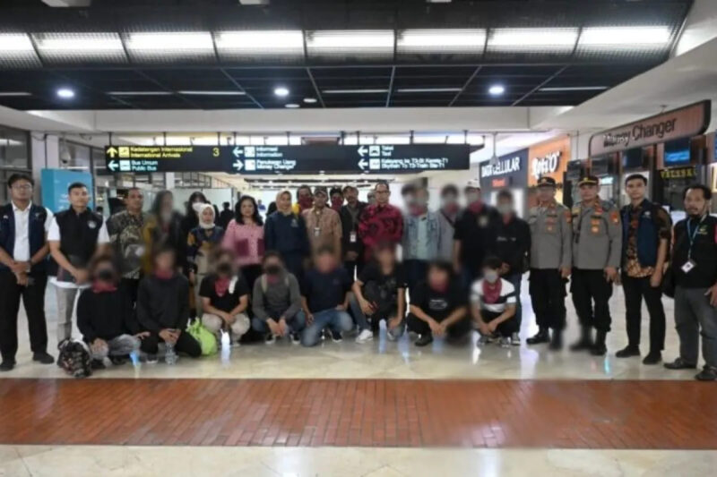 Sejumlah WNI yang menjadi korban perdagangan orang (TPPO) di wilayah konflik Myawaddy, Myanmar tiba di Tanah Air, Jumat (29/11/2024). Foto: HO-Kemlu RI