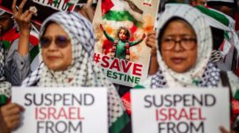 Pengunjuk rasa memegang poster saat mengikuti aksi solidaritas untuk rakyat Palestina di depan Kedutaan Besar Amerika Serikat, Jakarta, Jumat (29/11/2024). Aksi tersebut digelar sebagai bentuk dukungan di Hari Solidaritas Internasional Bersama Rakyat Palestina atau International Day of Solidarity with the Palestinian People yang diperingati secara serentak di seluruh dunia sejak 1978. Foto: Dhemas Reviyanto/YU