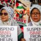 Pengunjuk rasa memegang poster saat mengikuti aksi solidaritas untuk rakyat Palestina di depan Kedutaan Besar Amerika Serikat, Jakarta, Jumat (29/11/2024). Aksi tersebut digelar sebagai bentuk dukungan di Hari Solidaritas Internasional Bersama Rakyat Palestina atau International Day of Solidarity with the Palestinian People yang diperingati secara serentak di seluruh dunia sejak 1978. Foto: Dhemas Reviyanto/YU