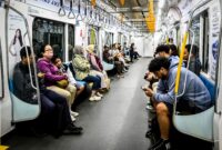Penumpang menaiki kereta MRT di Jakarta, Senin (16/12/2024). Menteri Keuangan Sri Mulyani menegaskan bahwa transportasi umum adalah sektor lain yang mendapatkan pengecualian PPN dengan tujuan untuk memastikan transportasi tetap terjangkau bagi masyarakat luas. Foto: ANTARA/Rivan Awal Lingga/YU