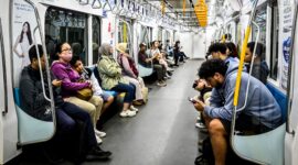 Penumpang menaiki kereta MRT di Jakarta, Senin (16/12/2024). Menteri Keuangan Sri Mulyani menegaskan bahwa transportasi umum adalah sektor lain yang mendapatkan pengecualian PPN dengan tujuan untuk memastikan transportasi tetap terjangkau bagi masyarakat luas. Foto: ANTARA/Rivan Awal Lingga/YU

