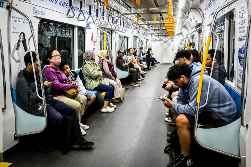Penumpang menaiki kereta MRT di Jakarta, Senin (16/12/2024). Menteri Keuangan Sri Mulyani menegaskan bahwa transportasi umum adalah sektor lain yang mendapatkan pengecualian PPN dengan tujuan untuk memastikan transportasi tetap terjangkau bagi masyarakat luas. Foto: ANTARA/Rivan Awal Lingga/YU