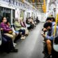 Penumpang menaiki kereta MRT di Jakarta, Senin (16/12/2024). Menteri Keuangan Sri Mulyani menegaskan bahwa transportasi umum adalah sektor lain yang mendapatkan pengecualian PPN dengan tujuan untuk memastikan transportasi tetap terjangkau bagi masyarakat luas. Foto: ANTARA/Rivan Awal Lingga/YU

