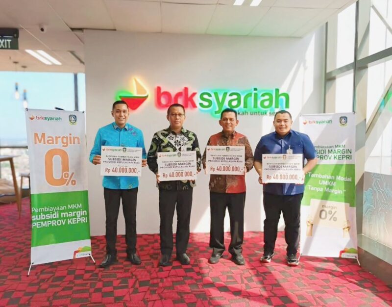 penandatanganan Perjanjian Kerja Sama (PKS) antara Pemerintah Provinsi Kepulauan Riau dan BRK Syariah terkait layanan perbankan serta pembiayaan UMKM dengan subsidi margin. Acara berlangsung di Ruang Sharia Digital Center, Menara Dang Merdu BRK Syariah, Pekanbaru, Riau, Senin (16/12). Foto; Diskominfo Kepri 