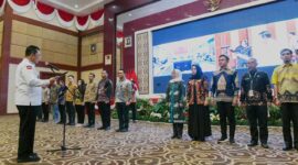 Pengukuhan Kepengurusan Forum Komunikasi Industri Jasa Keuangan (FKIJK) Provinsi Kepulauan Riau periode 2024-2027 serta Tim Percepatan Akses Keuangan Daerah (TPAKD) Kota Batam, Kabupaten Bintan, dan Kabupaten Natuna. Foto: Diskominfo Kepri 