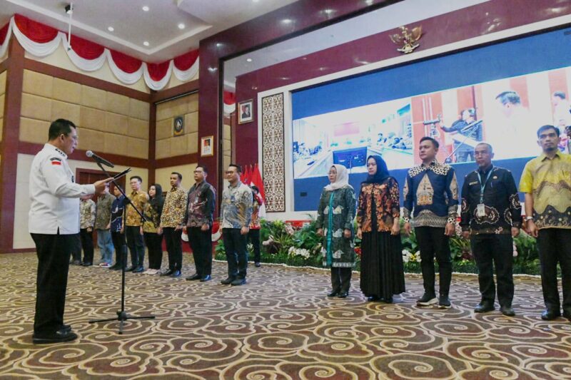 Pengukuhan Kepengurusan Forum Komunikasi Industri Jasa Keuangan (FKIJK) Provinsi Kepulauan Riau periode 2024-2027 serta Tim Percepatan Akses Keuangan Daerah (TPAKD) Kota Batam, Kabupaten Bintan, dan Kabupaten Natuna. Foto: Diskominfo Kepri 