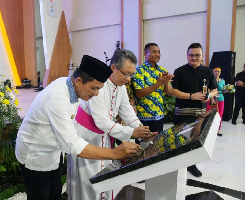 Gubernur Kepulauan Riau, H. Ansar Ahmad, menghadiri seremoni peresmian dan pemakaian gedung baru SMA Katolik Yos Sudarso, yang berada di bawah naungan Yayasan Tunas Karya. Foto: Diskominfo Kepri