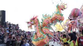 Festival 9 Naga yang berlangsung di Pelataran Tugu Sirih, Kawasan Gurindam 12, Tanjungpinang, Kepulauan Riau, Sabtu (7/12/2024), sukses menarik perhatian banyak warga. 

Pengunjung memanfaatkan akhir pekan untuk menikmati beragam pertunjukan budaya dan seni tradisional seperti atraksi 9 naga, reog, dan kesenian lainnya.

Asisten Administrasi Perekonomian dan Pembangunan Kota Tanjungpinang, Elfiani Sandri, mengapresiasi suksesnya festival ini. Menurutnya, Festival 9 Naga dapat menjadi daya tarik wisatawan domestik dan internasional.

“Festival ini bermanfaat bagi semua pihak, menghidupkan sektor pariwisata, dan mendorong PAD. Semoga pariwisata Tanjungpinang semakin maju dan berkembang,” ujar Elfiani dalam sambutannya.

Elfiani juga mengucapkan terima kasih kepada semua pihak yang mendukung terlaksananya acara ini. “Semoga festival ini menjadi kebanggaan bersama dan dapat memperkenalkan budaya lokal kepada masyarakat luas,” tambahnya.

Ketua DPRD Kota Tanjungpinang, Agus Djurianto, berharap ke depan Festival 9 Naga dapat semakin semarak dengan melibatkan lebih banyak komunitas budaya.

“Tanjungpinang adalah kota kecil yang indah dan penuh keberagaman. Festival seperti ini mempererat persatuan dan melestarikan budaya. Semoga tahun depan acaranya lebih meriah dan semakin memperkuat identitas kebangsaan kita,” kata Agus.

Sebelumnya, Sekretaris Dinas Kebudayaan dan Pariwisata Kota Tanjungpinang, Mulia Wiwin, melaporkan Festival 9 Naga 2024 merupakan upacara keselamatan untuk menghormati leluhur. Festival ini juga menunjukkan komitmen pemerintah dalam melestarikan berbagai etnis dan budaya, terutama budaya Tionghoa di Tanjungpinang.

“Festival 9 Naga bukan hanya perayaan seni dan budaya Tionghoa, tetapi juga simbol kebersamaan dalam keragaman yang menjadi identitas bangsa,” ujar Mulia.

Acara ini turut dihadiri unsur Forkopimda, anggota DPRD Provinsi Kepri, perwakilan Dispar Kepri, Balai Pelestarian Budaya Wilayah IV, pejabat pemko Tanjungpinang, ketua paguyuban warga Tionghoa, serta tokoh agama. Foto: Diskominfo Tanjungpinang 