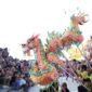 Festival 9 Naga yang berlangsung di Pelataran Tugu Sirih, Kawasan Gurindam 12, Tanjungpinang, Kepulauan Riau, Sabtu (7/12/2024), sukses menarik perhatian banyak warga. 

Pengunjung memanfaatkan akhir pekan untuk menikmati beragam pertunjukan budaya dan seni tradisional seperti atraksi 9 naga, reog, dan kesenian lainnya.

Asisten Administrasi Perekonomian dan Pembangunan Kota Tanjungpinang, Elfiani Sandri, mengapresiasi suksesnya festival ini. Menurutnya, Festival 9 Naga dapat menjadi daya tarik wisatawan domestik dan internasional.

“Festival ini bermanfaat bagi semua pihak, menghidupkan sektor pariwisata, dan mendorong PAD. Semoga pariwisata Tanjungpinang semakin maju dan berkembang,” ujar Elfiani dalam sambutannya.

Elfiani juga mengucapkan terima kasih kepada semua pihak yang mendukung terlaksananya acara ini. “Semoga festival ini menjadi kebanggaan bersama dan dapat memperkenalkan budaya lokal kepada masyarakat luas,” tambahnya.

Ketua DPRD Kota Tanjungpinang, Agus Djurianto, berharap ke depan Festival 9 Naga dapat semakin semarak dengan melibatkan lebih banyak komunitas budaya.

“Tanjungpinang adalah kota kecil yang indah dan penuh keberagaman. Festival seperti ini mempererat persatuan dan melestarikan budaya. Semoga tahun depan acaranya lebih meriah dan semakin memperkuat identitas kebangsaan kita,” kata Agus.

Sebelumnya, Sekretaris Dinas Kebudayaan dan Pariwisata Kota Tanjungpinang, Mulia Wiwin, melaporkan Festival 9 Naga 2024 merupakan upacara keselamatan untuk menghormati leluhur. Festival ini juga menunjukkan komitmen pemerintah dalam melestarikan berbagai etnis dan budaya, terutama budaya Tionghoa di Tanjungpinang.

“Festival 9 Naga bukan hanya perayaan seni dan budaya Tionghoa, tetapi juga simbol kebersamaan dalam keragaman yang menjadi identitas bangsa,” ujar Mulia.

Acara ini turut dihadiri unsur Forkopimda, anggota DPRD Provinsi Kepri, perwakilan Dispar Kepri, Balai Pelestarian Budaya Wilayah IV, pejabat pemko Tanjungpinang, ketua paguyuban warga Tionghoa, serta tokoh agama. Foto: Diskominfo Tanjungpinang 